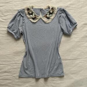 Axes Femme baby blue Peter Pan collar short sleeve top with rosette details